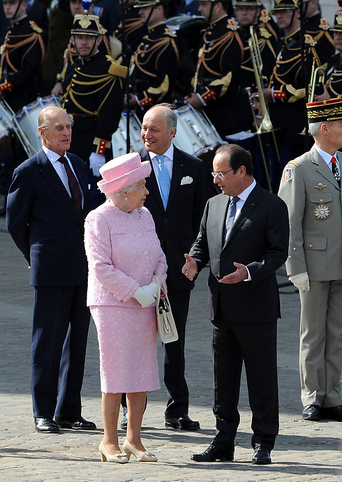 ביקור נדיר מחוץ למדינתה. המלכה אליזבת ונשיא צרפת הולנד (צילום: getty images) (צילום: getty images)
