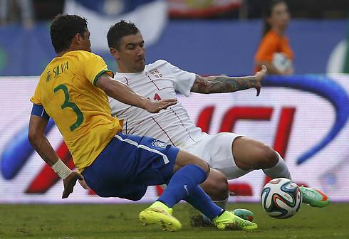 נבחרת ברזיל במשחק מול סרביה. הברזילאים גם נגד עצמם (צילום: רויטרס) (צילום: רויטרס)