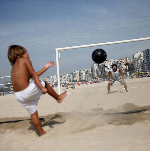 הילדים האלה יוכלו לשחק כדורגל עוד הרבה זמן (צילום: gettyimages) (צילום: gettyimages)