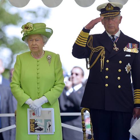 לצד הבן, הנסיך צ'רלס (צילום: AFP) (צילום: AFP)