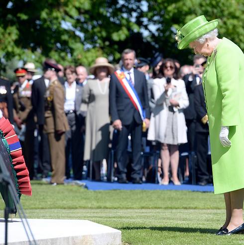 המלחמה שהותירה בה צלקות. המלכה אליזבת מניחה זר (צילום: AFP) (צילום: AFP)