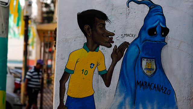 כוכב נבחרת ברזיל, ניימאר, ליד "רוח הרפאים מאורוגוואי" - תזכורת לטראומה הגדולה של הכדורגל הברזילאי. בפעם הקודמת שברזיל אירחה את המונדיאל, ב-1950, יותר מ-100 אלף צופים ראו את אורוגוואי מנצחת אותה בגמר (צילום: רויטרס) (צילום: רויטרס)