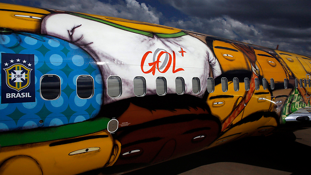 שגעון הגרפיטי הגיע גם למטוס הרשמי של נבחרת ברזיל למשחקים (צילום: רויטרס) (צילום: רויטרס)