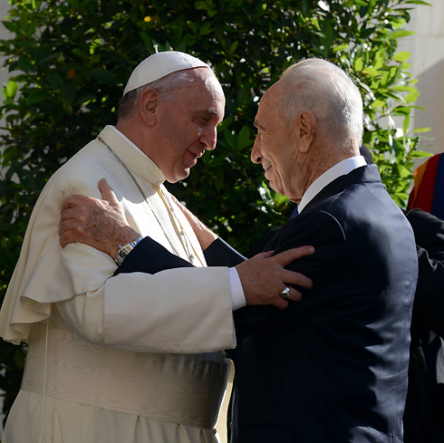 Pope Francis with former President Peres. 'We are the sons of Abraham' (Photo: Haim Zach, GPO)