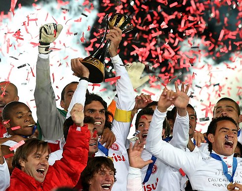 פרננדאו עם גביע העולם לקבוצות (צילום: gettyimages) (צילום: gettyimages)