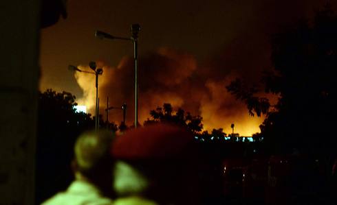 אש בנמל התעופה, אמש (צילום: AFP) (צילום: AFP)