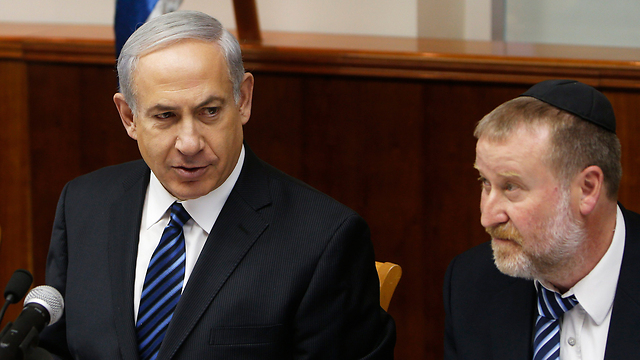 Prime Minister Netanyahu with Mandelblit during a cabinet meeting (Photo: Reuters) (Photo: Reuters)