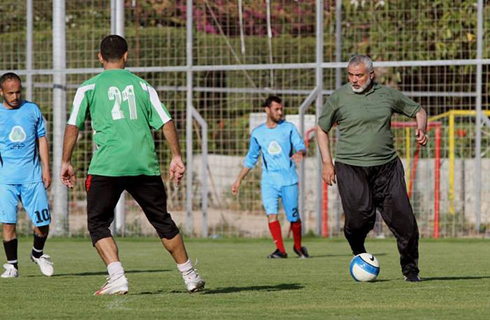 Haniyeh joins soccer game in solidarity with hunder strikers