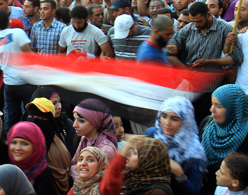 נשים מופרדות מהגברים בהפגנות במצרים. ארכיון (צילום: EPA) (צילום: EPA)