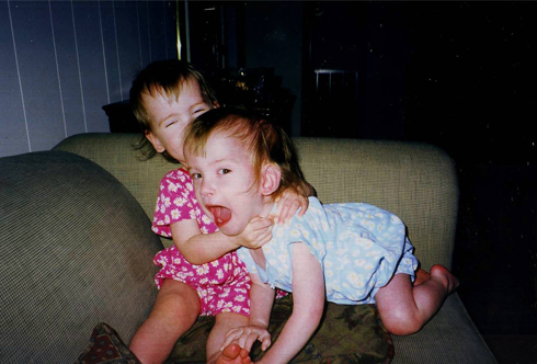 קייטלין מוחצת את אחותה אמילי (צילום: AP) (צילום: AP)