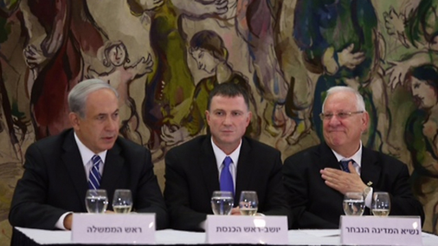 ריבלין עם יו"ר הכנסת וראש הממשלה בטקס ההכרזה (צילום: גיל יוחנן ) (צילום: גיל יוחנן )