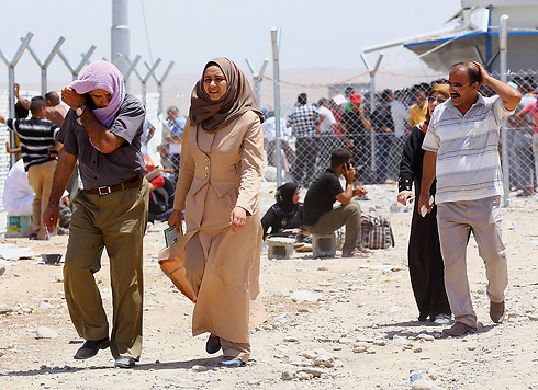 עיראקים נוטשים את מוסול הכבושה (צילום: AP) (צילום: AP)