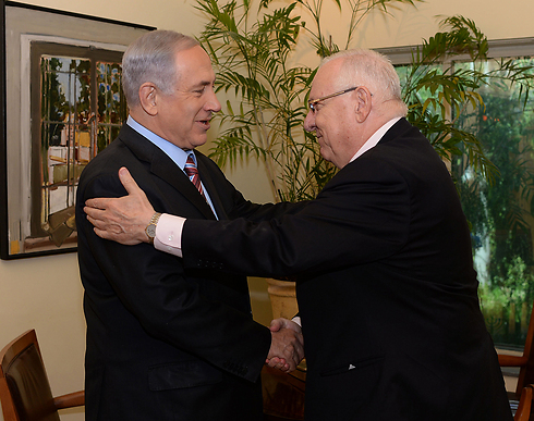 Netanyahu and Rivlin embrace (Photo: Kobi Gideon, GPO)