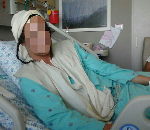 הקטין שהותקף, בבית החולים. סובל משברים בגולגולת (צילום: ארגון חננו) (צילום: ארגון חננו)