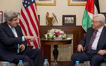 US Secretary of State John Kerry and Palestinian President Mahmoud Abbas (Photo: AP) (Photo: AP)