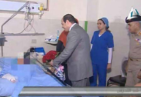 נשיא מצרים עבד אל-פתאח א-סיסי מבקר בבית חולים אישה שהותקפה מינית ()