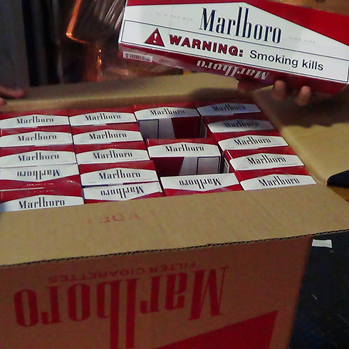 מאות אלפי סיגריות בתוך המכולה ()