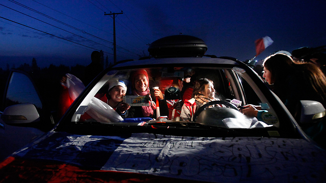 אוהדים צ'יליאנים עושים את הדרך ברכב לברזיל (צילום: AP) (צילום: AP)
