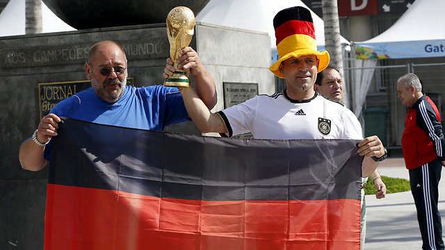 אוהדים גרמנים בריו דה ז'ניירו (צילום: EPA) (צילום: EPA)