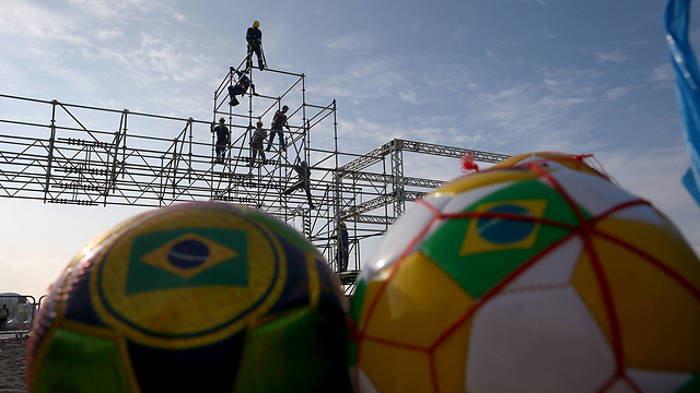 מקימים מתחם לצפייה במשחקים על מסך ענק בחוף קופקבאנה בריו (צילום: Gettyimages) (צילום: Gettyimages)