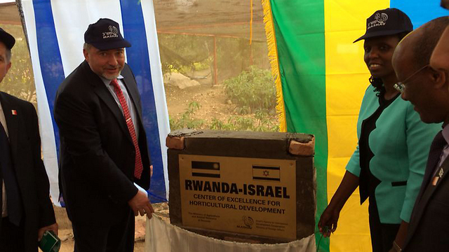 חשיבות היחסים עם אפריקה. ליברמן בביקור ברואנדה בחודש יוני  ()