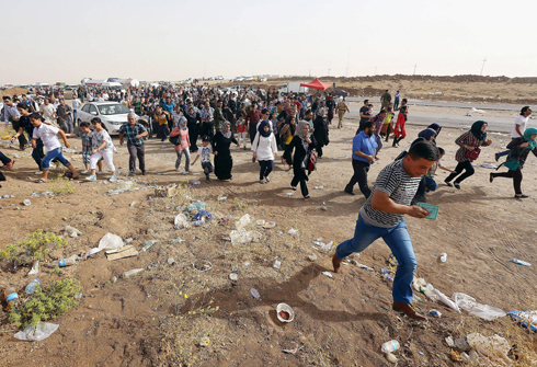 בורחים לאזורים כורדיים. פליטים ממוסול (צילום: AP) (צילום: AP)