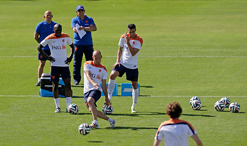 רובין ואן פרסי והולנד באימון לקראת ספרד. "הנבחרת הטובה בעולם" (צילום: AP) (צילום: AP)