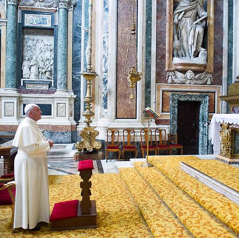 "לא מתערב". האפיפיור בכנסיית סנטה מריה מג'ורה (צילום: EPA) (צילום: EPA)