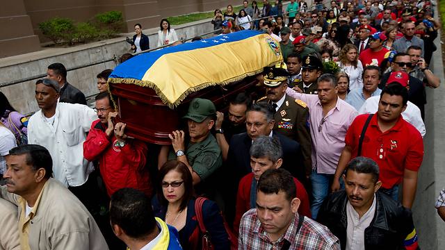 בקרוב בתכריכים בלבד? הלוויה בוונצואלה (צילום: AP) (צילום: AP)