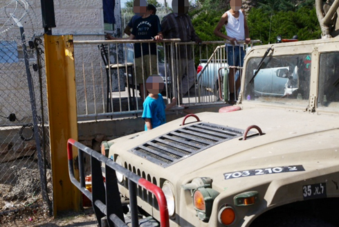 רכב צבאי מחוץ לביתו של אחד הנעדרים (צילום: מוטי קמחי) (צילום: מוטי קמחי)