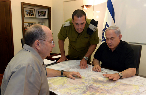 נתניהו ויעלון בהתייעצות הביטחונית בקריה, היום (צילום: חיים צח / לע"מ) (צילום: חיים צח / לע