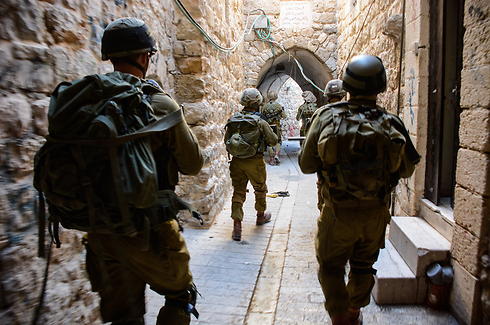 Nahal troops scanning Hebron (Photo: IDF Spokesman) (Photo: IDF Spokesman)