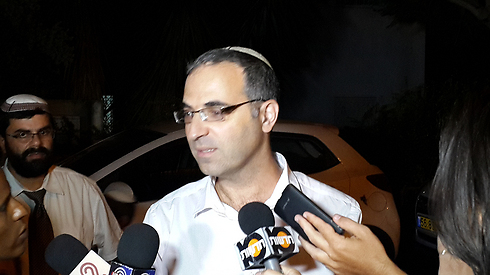 Yishay Frenkel, Naftali's uncle, speaking to reports in Nof Ayalon (Photo: Yariv Katz)