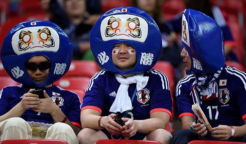 בהתחלה זה נראה טוב מבחינתם. אוהדי יפן ביציע (צילום: AFP) (צילום: AFP)