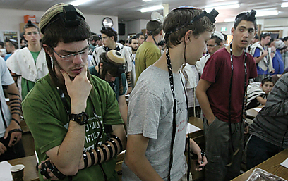 מתפללים על החברים בישיבה (צילום: עידו ארז) (צילום: עידו ארז)