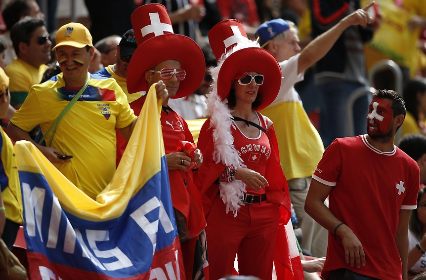 אוהדי שווייץ ואקוודור עם הרבה צבע ביציעים (צילום: AFP)