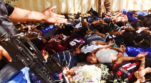 רגע לפני המוות. שבויים בידי המוציאים להורג של אל-קאעידה (צילום: AP) (צילום: AP)