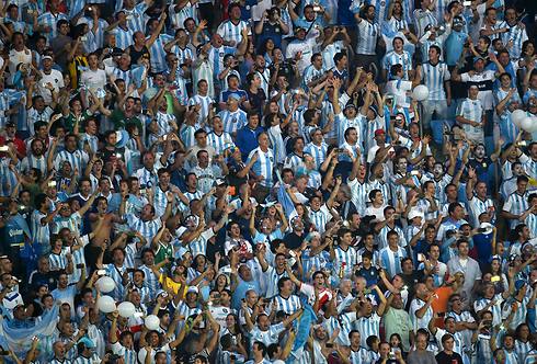 האוהדים הארגנטינאים עשו את העבודה (צילום: AFP) (צילום: AFP)
