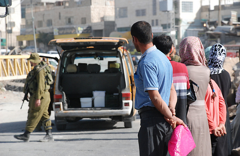 הפלסטינים ממתינים לבדיקות של צה"ל ליד חברון (צילום: בראל אפרים) (צילום: בראל אפרים)