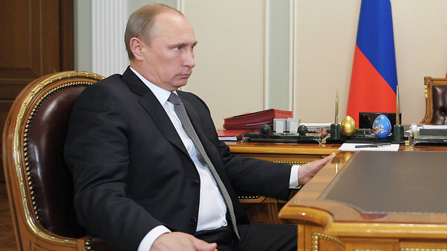 נשיא רוסיה ולדימיר פוטין. גם להחזיק יד ברחוב זה מסוכן (צילום: AP) (צילום: AP)