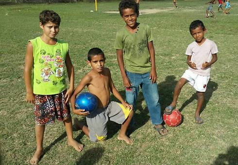 הילדים המקומיים מעדיפים דווקא את ניימאר (צילום: עמיר פלג) (צילום: עמיר פלג)