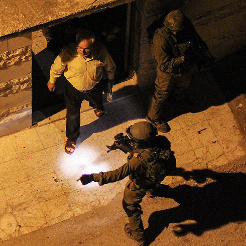 IDF arrests Aziz Duwaik (Photo: EPA)