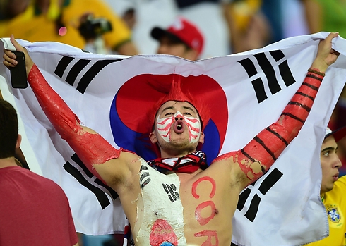 אוהד דרום קוריאני בטירוף (צילום: AFP) (צילום: AFP)