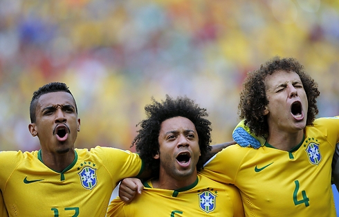 שחקני ברזיל שרים את ההימנון. העוצמה בלתי נתפסת (צילום: EPA) (צילום: EPA)