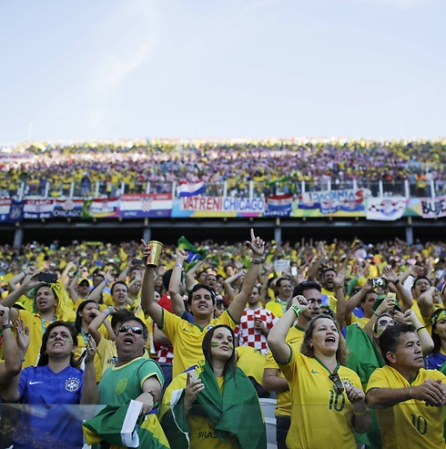 האוהדים בברזיל. מרעידים את האצטדיון (צילום: AP) (צילום: AP)