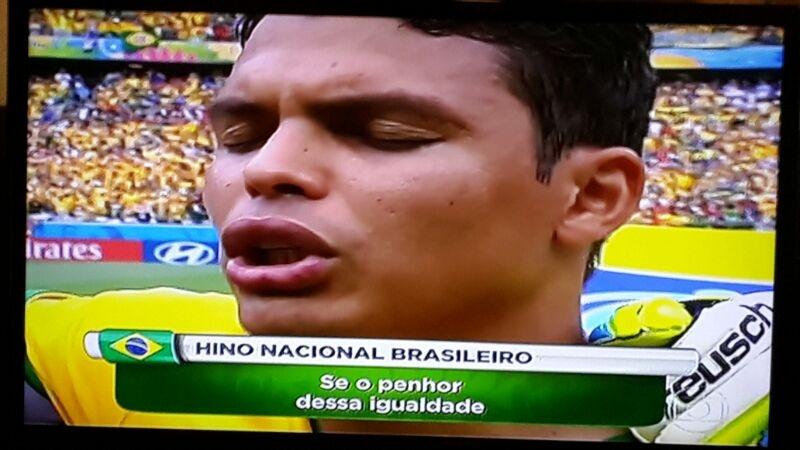 וגם תיאגו סילבה מתרגש בזמן ההימנון (צילום מסך מהטלוויזיה הברזילאית) (צילום מסך מהטלוויזיה הברזילאית)