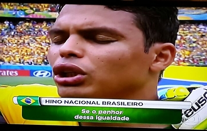 המילים של ההמנון הברזילאי בזמן שהוא מנוגן באצטדיון (צילום מסך מהטלוויזיה הברזילאית) (צילום מסך מהטלוויזיה הברזילאית)