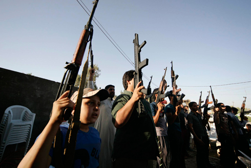 גם הילדים לוקחים את הנשק לידיהם. חברי שבטים שיעים תומכים במשטר (צילום: רויטרס) (צילום: רויטרס)