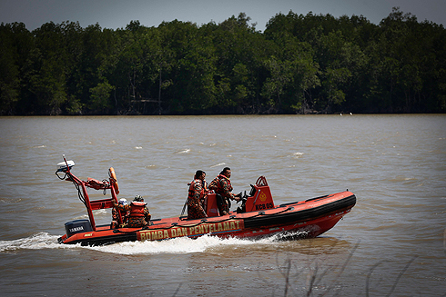 מחפשים אחר עשרות נעדרים. סירת חילוץ והצלה של מלזיה (צילום: AP) (צילום: AP)