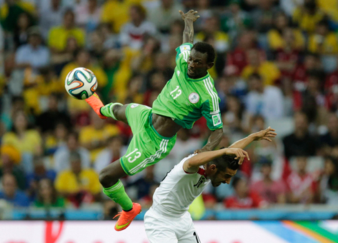 ספורט פופולרי מאוד בניגריה. שחקן הנבחרת ג'וון אושאניווה מול רזה גוצ'אנז'אד האיראני (צילום: רויטרס) (צילום: רויטרס)